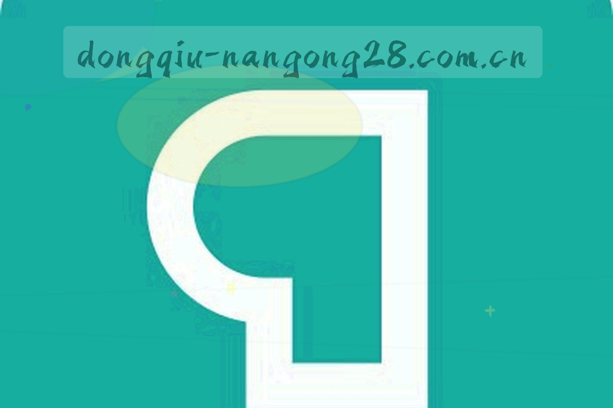 桌面上的纸笔与计时器，旁边摊着球场战术板的一角