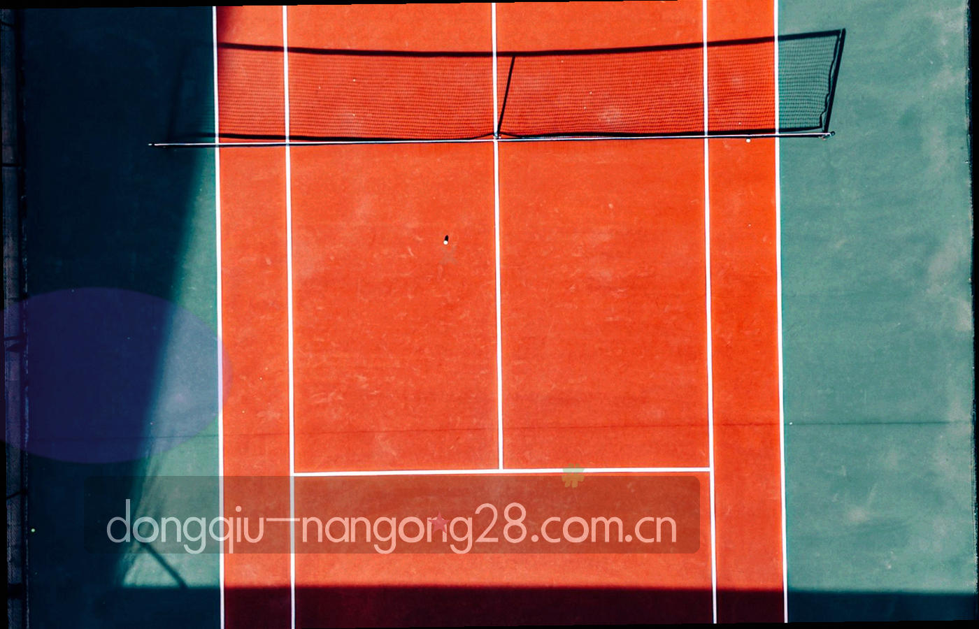 黄昏球场看台的空镜，斜射的光线落在整排座椅上